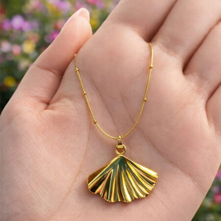Elegant Gold Fan Shell Pendant Necklace